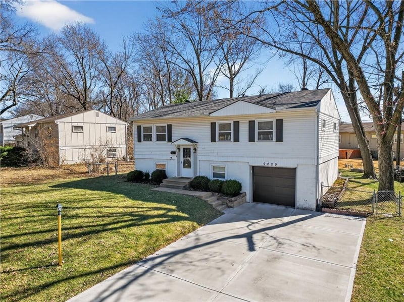 9229 100th Ter, Overland Park, KS 66212
