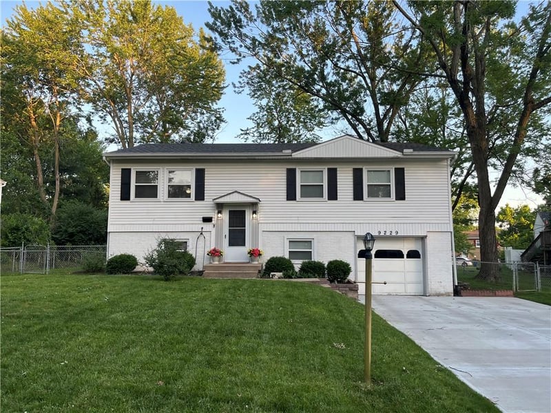 9229 100th Ter, Overland Park, KS 66212