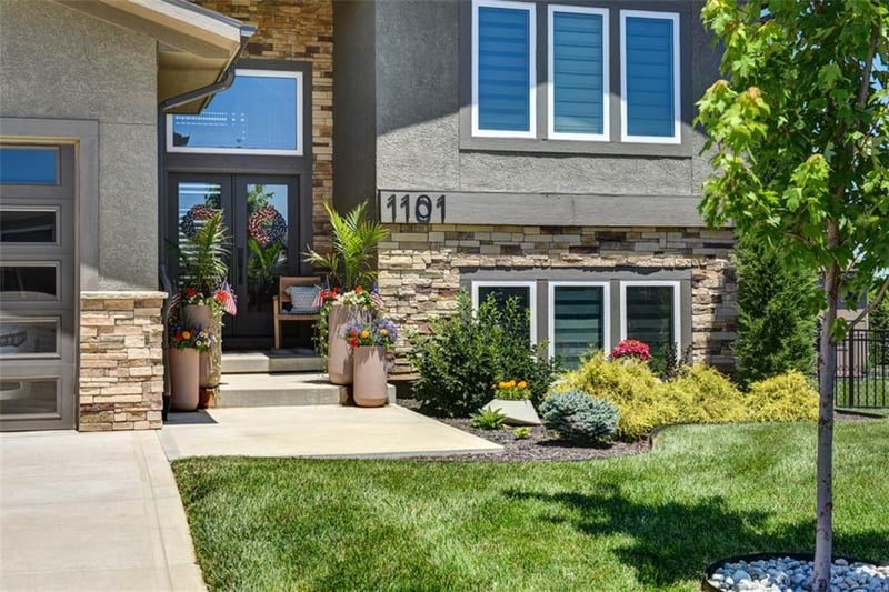 1101 Brookside Ct, Lee's Summit, MO 64064