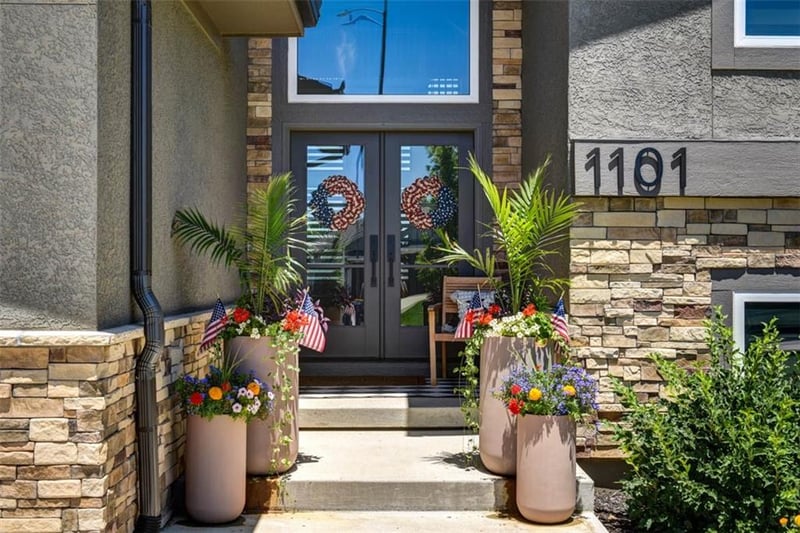 1101 Brookside Ct, Lee's Summit, MO 64064