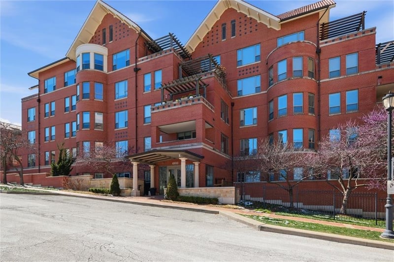 4900 Central #305 St #305, Kansas City, MO 64112