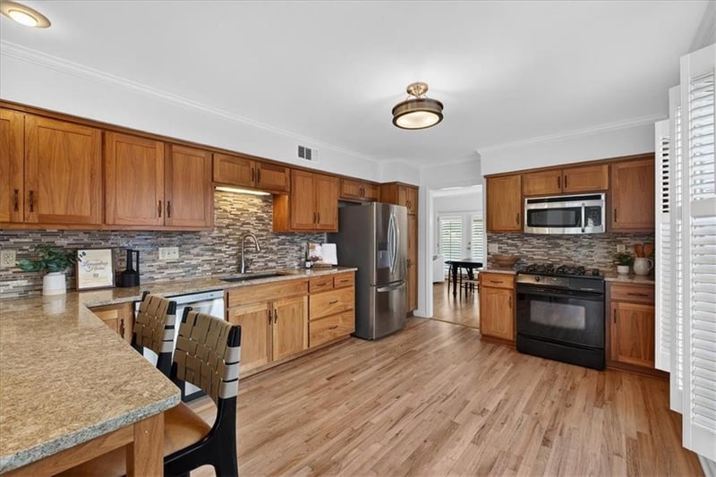 7407 101st Ter, Overland Park, KS 66212