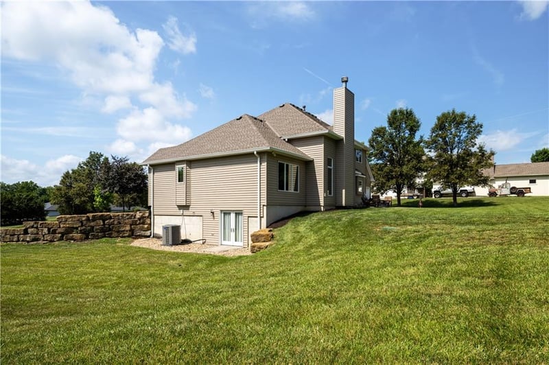17888 Evans Rd, Tonganoxie, KS 66086