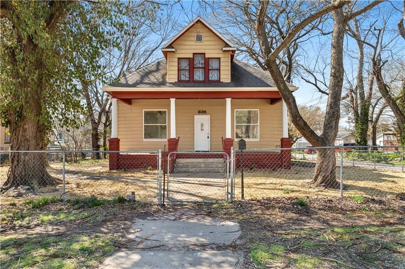 635 Cedar St, Nevada, MO 64772