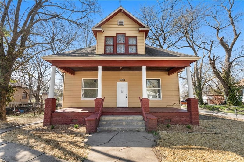 635 Cedar St, Nevada, MO 64772