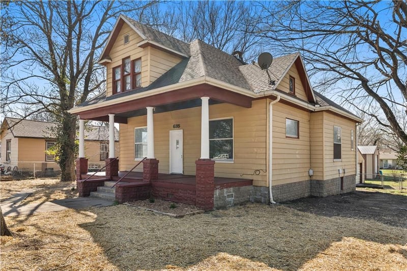 635 Cedar St, Nevada, MO 64772