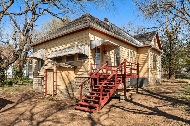 635 Cedar St, Nevada, MO 64772