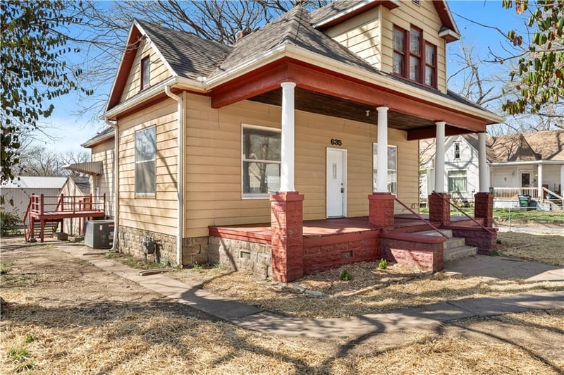 635 Cedar St, Nevada, MO 64772