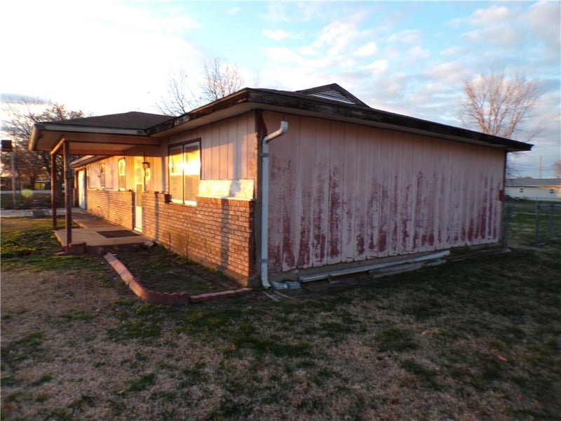 105 S Holiday Ln, Iola, KS 66749