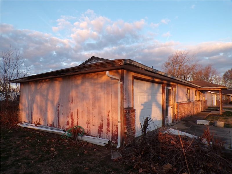 105 S Holiday Ln, Iola, KS 66749