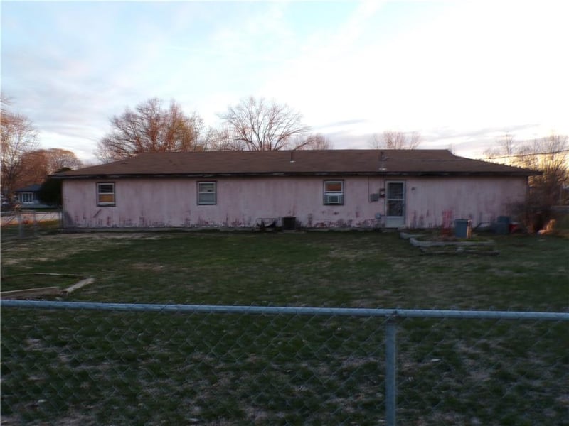 105 S Holiday Ln, Iola, KS 66749