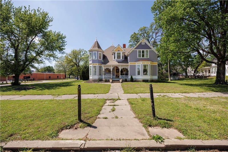 303 8th St, Fredonia, KS 66736