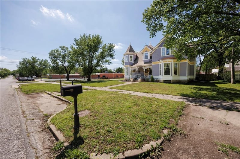 303 8th St, Fredonia, KS 66736