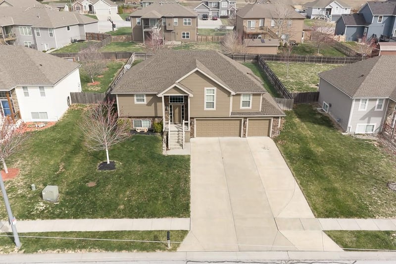 15418 Meyer Dr, Basehor, KS 66007