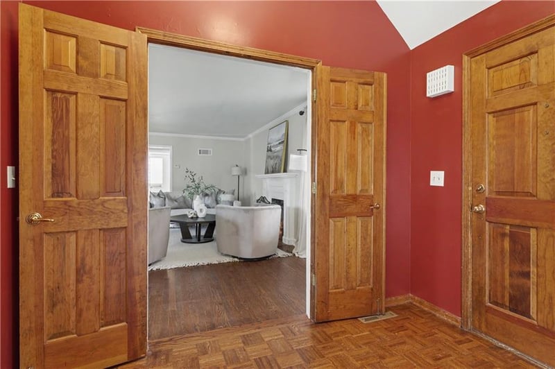 6915 Reeds Rd, Prairie Village, KS 66208