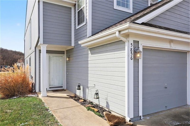5856 Plantation Ln, Lee's Summit, MO 64064