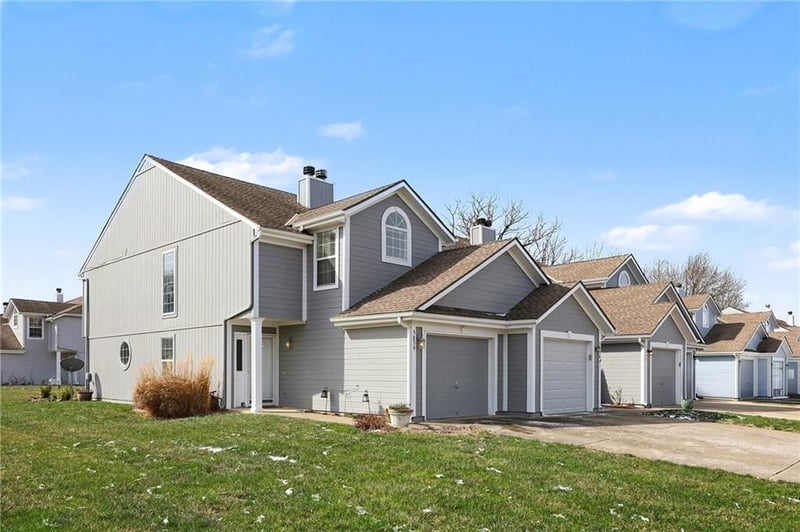 5856 Plantation Ln, Lee's Summit, MO 64064