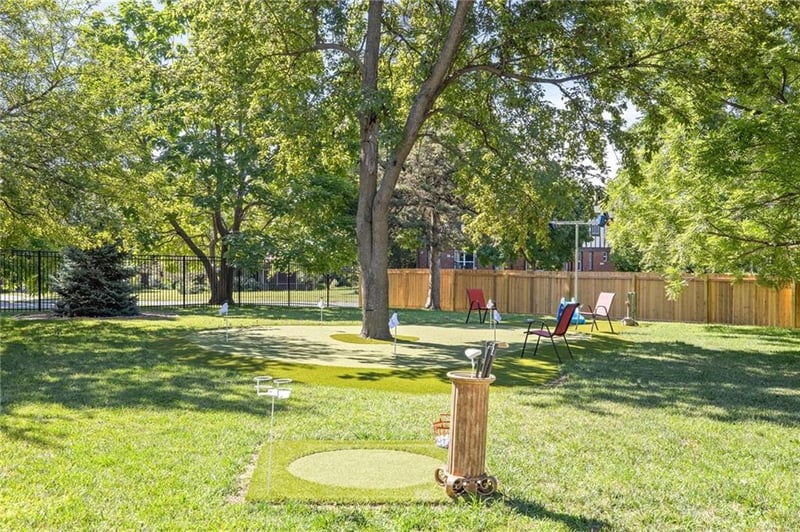 1 Hawthorne Pl, Independence, MO 64052