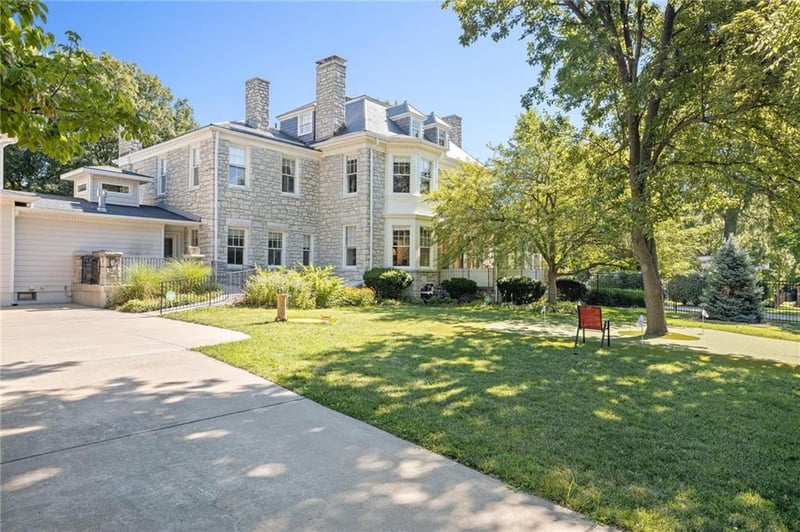 1 Hawthorne Pl, Independence, MO 64052