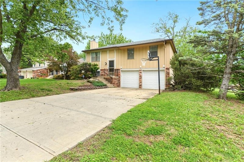 12939 Raintree Dr, Olathe, KS 66062