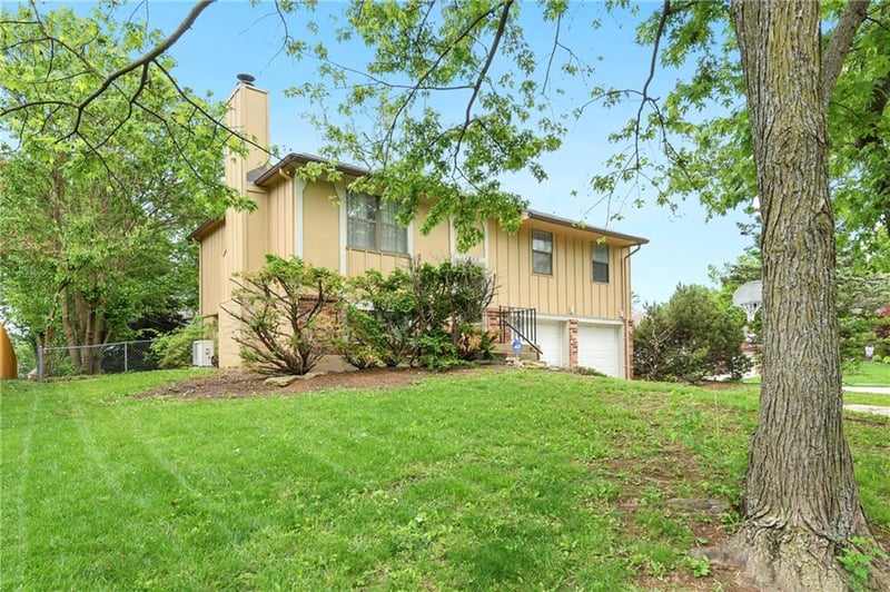 12939 Raintree Dr, Olathe, KS 66062