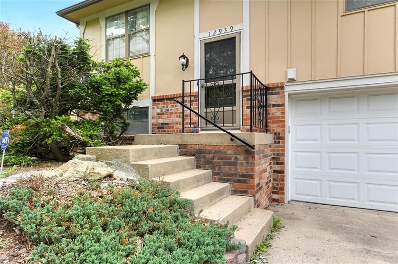 12939 Raintree Dr, Olathe, KS 66062