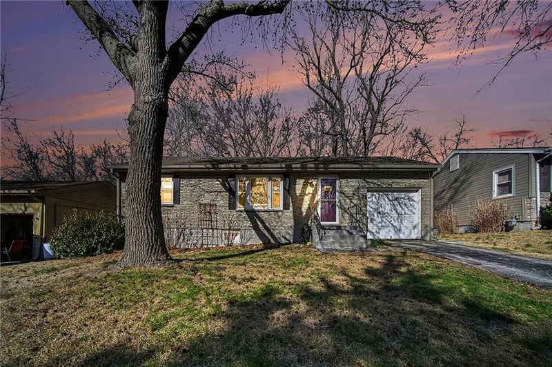 8210 Mcgee St, Kansas City, MO 64114