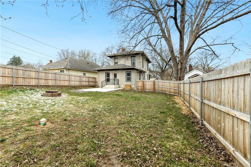 415 Elm St, Leavenworth, KS 66048