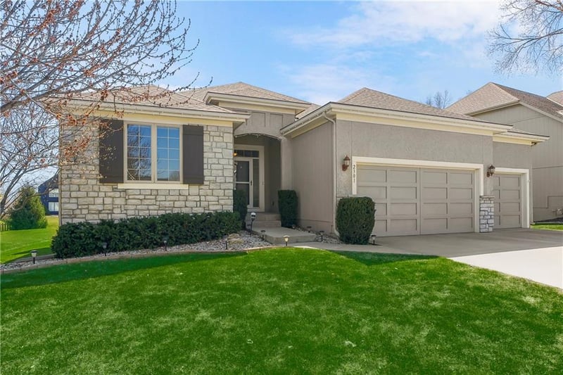 2301 Piatt Ln, Olathe, KS 66061