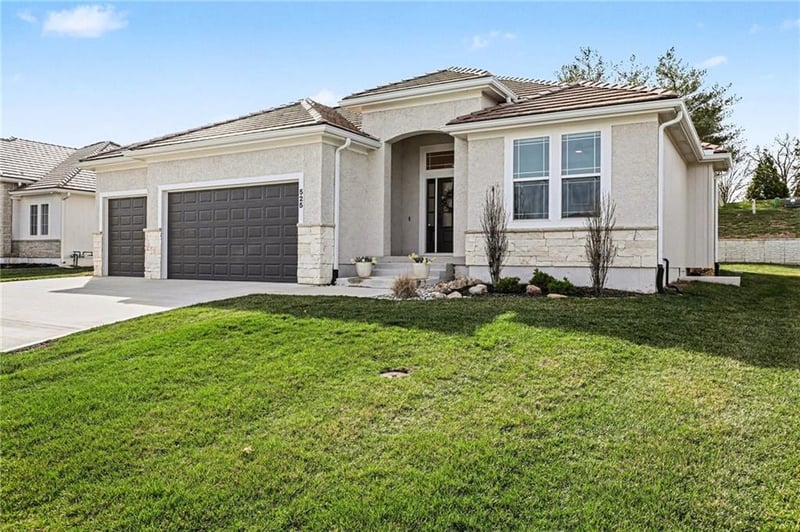 525 Sienna Pl, Lee's Summit, MO 64064