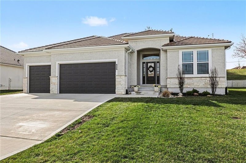 525 Sienna Pl, Lee's Summit, MO 64064