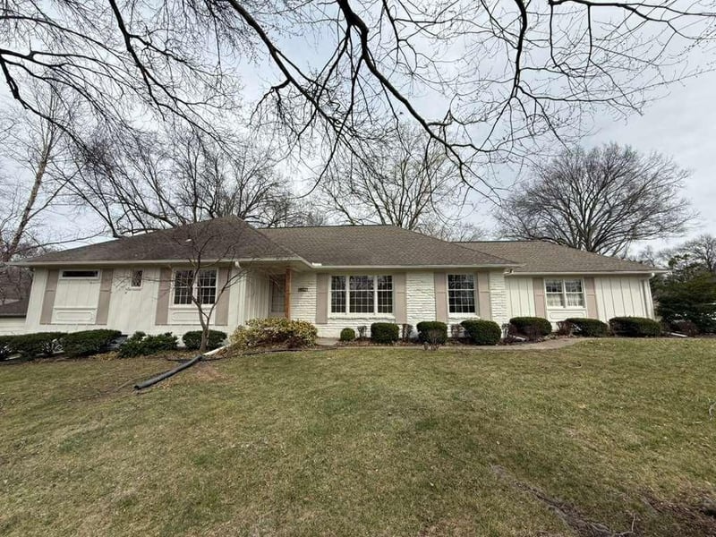 9827 Delmar Ln, Overland Park, KS 66207