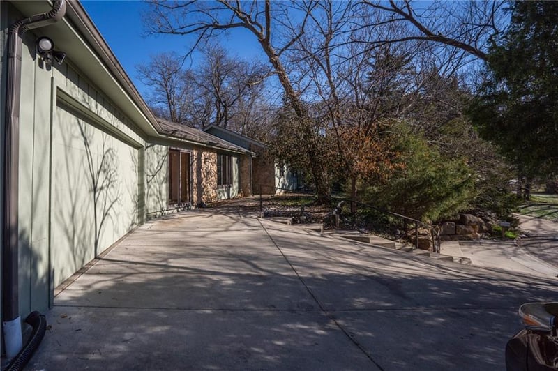 3008 Westdale Pl, Lawrence, KS 66049