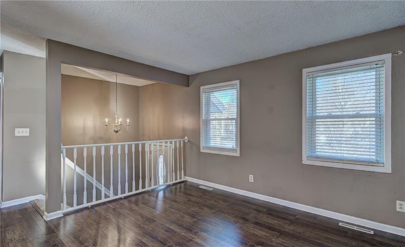 607 Karapat Dr, Kansas City, MO 64155