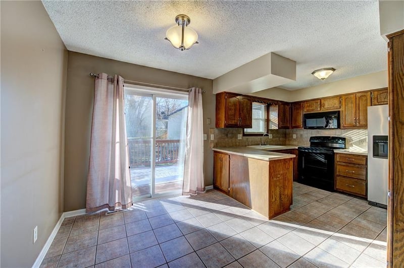 607 Karapat Dr, Kansas City, MO 64155