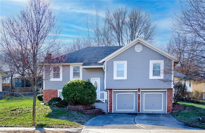 607 Karapat Dr, Kansas City, MO 64155