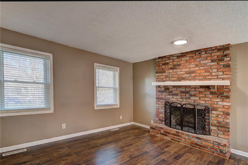 607 Karapat Dr, Kansas City, MO 64155