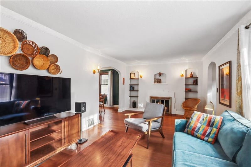 7148 Oak St, Kansas City, MO 64114