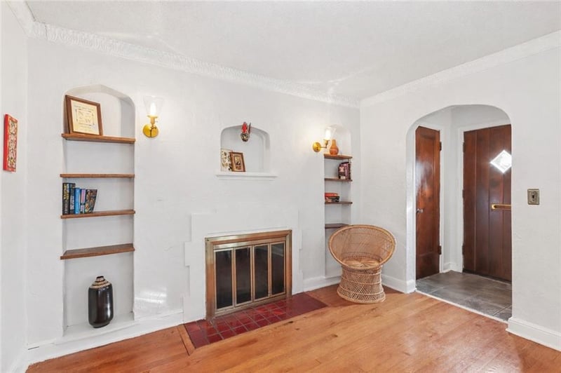 7148 Oak St, Kansas City, MO 64114