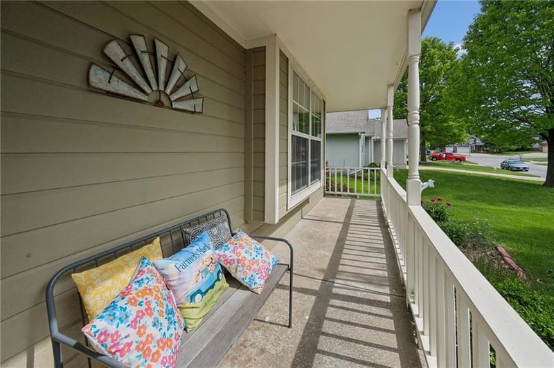 325 Canterbury Ln, Lee's Summit, MO 64063