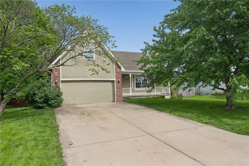 325 Canterbury Ln, Lee's Summit, MO 64063