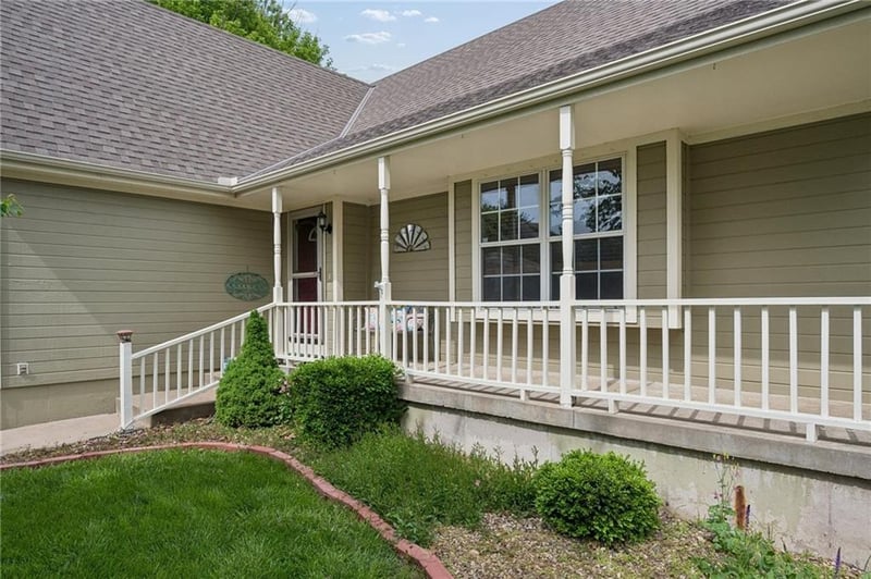 325 Canterbury Ln, Lee's Summit, MO 64063