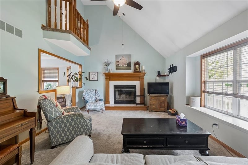 325 Canterbury Ln, Lee's Summit, MO 64063