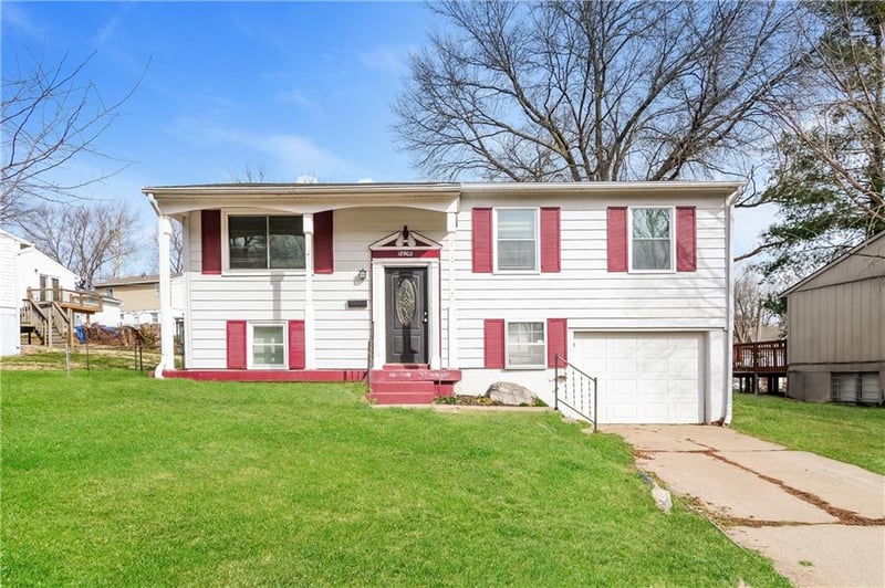 18902 Arrowhead Dr, Independence, MO 64056