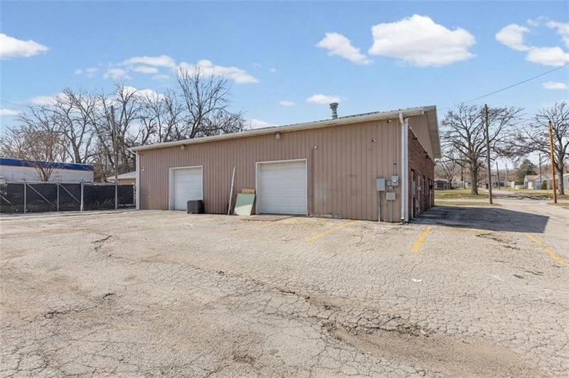 702 South Ave, Blue Springs, MO 64015