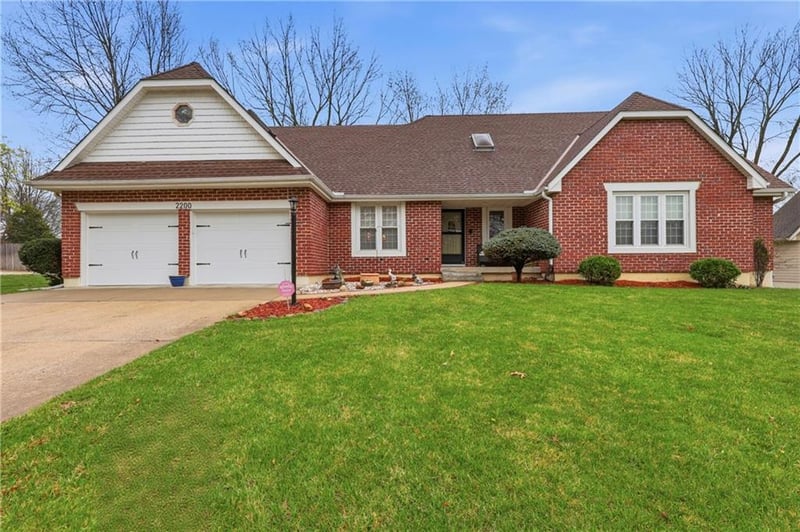 2200 Fawn Dr, Blue Springs, MO 64015