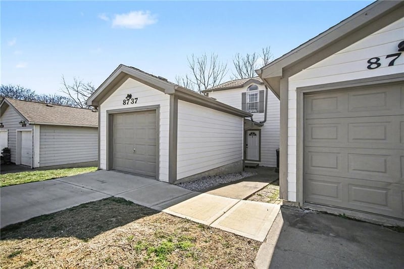 8737 82nd St, Kansas City, MO 64152