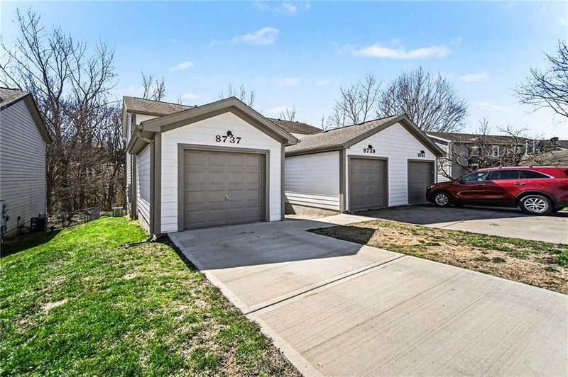 8737 82nd St, Kansas City, MO 64152
