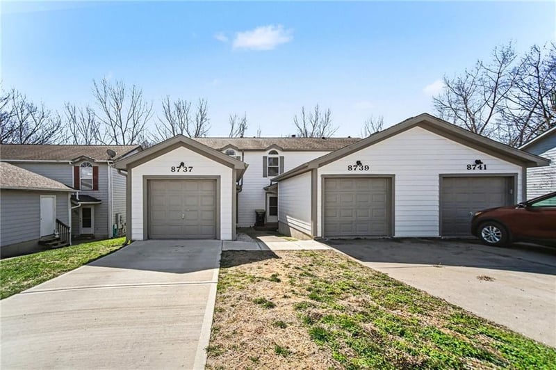 8737 NW 82nd St, Kansas City, MO 64152