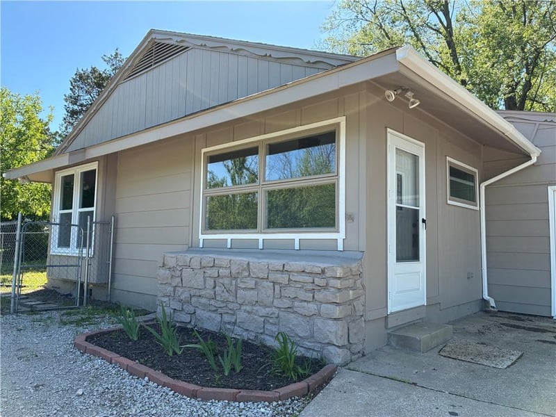 1910 Lees Summit Rd, Independence, MO 64050